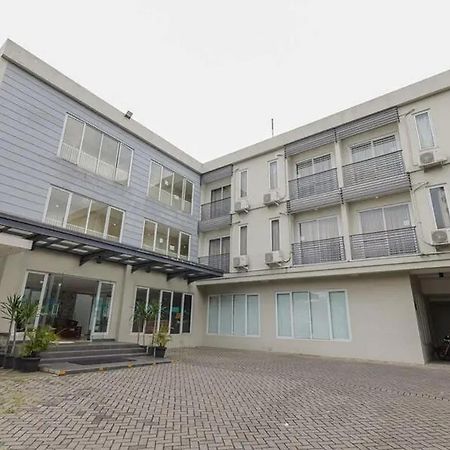 Reddoorz Plus At Riverside Malang Exteriör bild