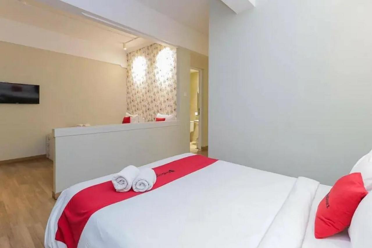 Reddoorz Plus At Riverside Malang Exteriör bild