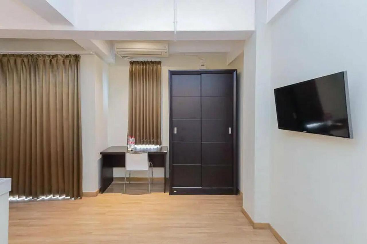 Reddoorz Plus At Riverside Malang Exteriör bild