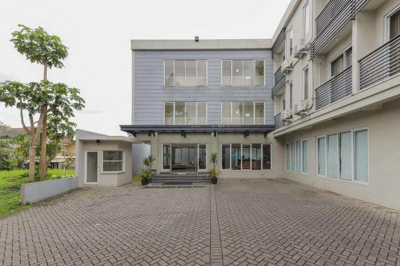 Reddoorz Plus At Riverside Malang Exteriör bild