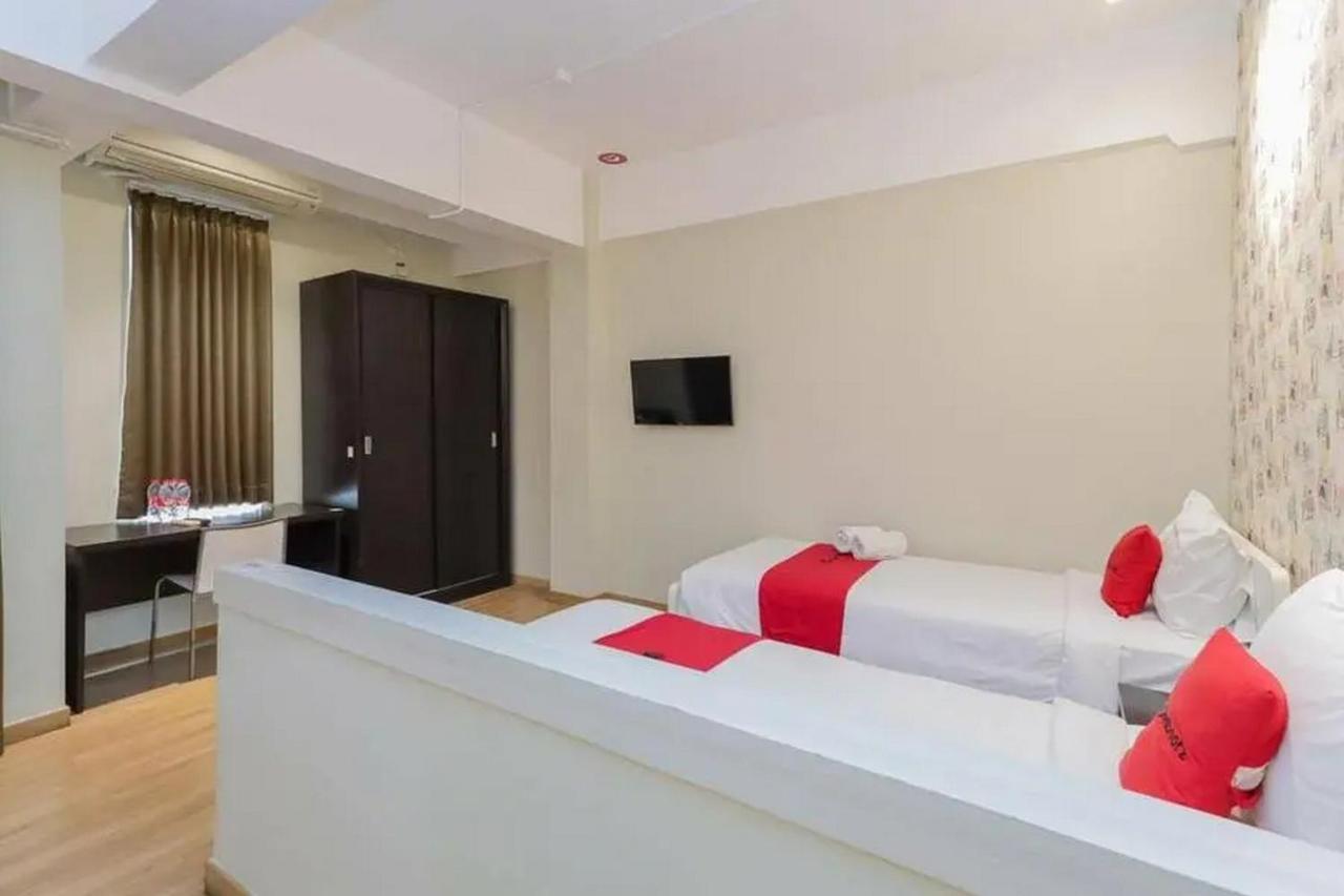 Reddoorz Plus At Riverside Malang Exteriör bild