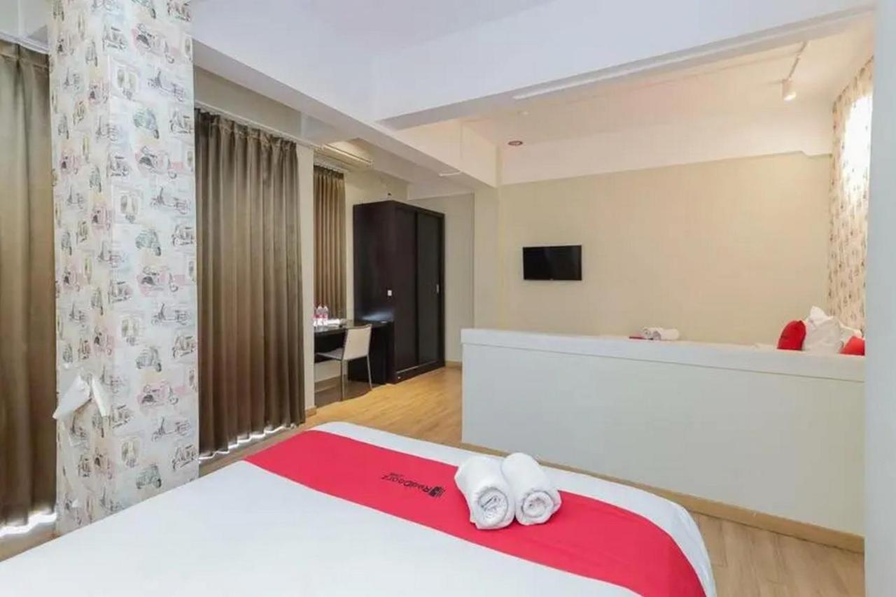 Reddoorz Plus At Riverside Malang Exteriör bild